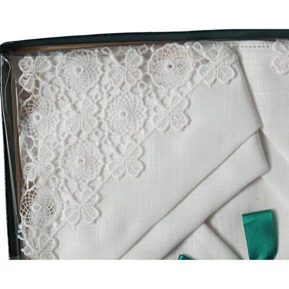 Vintage Box of 4 Irish Linen Handkerchiefs White With Lace Trim Unused - Picture 2 of 2